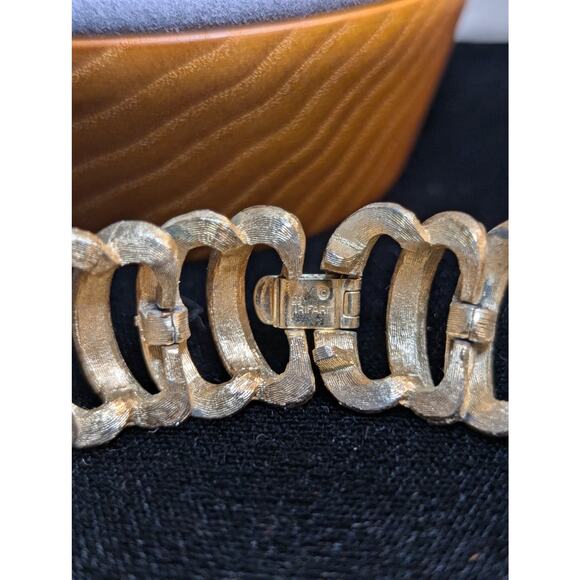 Vintage Signed CROWN TRIFARI Brushed & Polished Gold Tone Link Bracelet - Picture 4 of 6